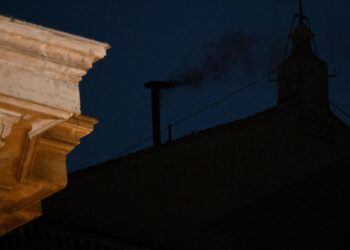 Cónclave: Humo negro en la segunda votación, la Iglesia aún no tiene Papa