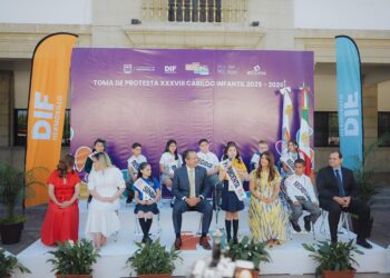 Felicita Toño Astiazarán a niñas y niños del 38 Cabildo Infantil de Hermosillo