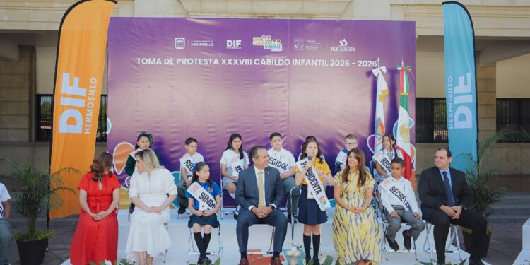 Felicita Toño Astiazarán a niñas y niños del 38 Cabildo Infantil de Hermosillo