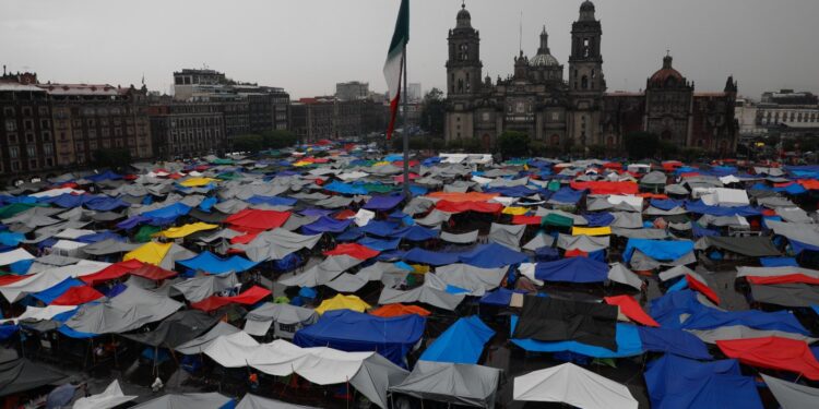 Sección 22 de la CNTE acuerda poner fin a plantón en la Ciudad de México