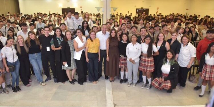 Invita Toño Astiazarán a las y los jóvenes a ser extraordinarios en su proyecto de vida