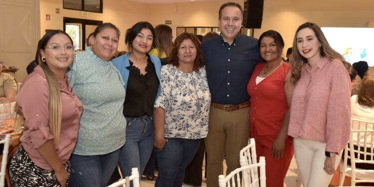 Reconocen Toño Astiazarán y Patty Ruibal labor de servidoras públicas para la ciudadanía