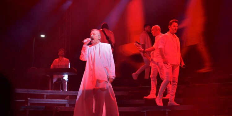 Se rinden 40 mil asistentes ante Miguel Bosé en Foro Rosales de Fiestas del Pitic