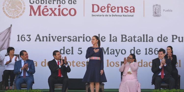 La presidenta Claudia Sheinbaum encabeza desfile militar por la Batalla de Puebla