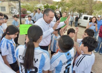 Beneficia Antonio Astiazarán a deportistas de Los Ángeles con cancha nueva
