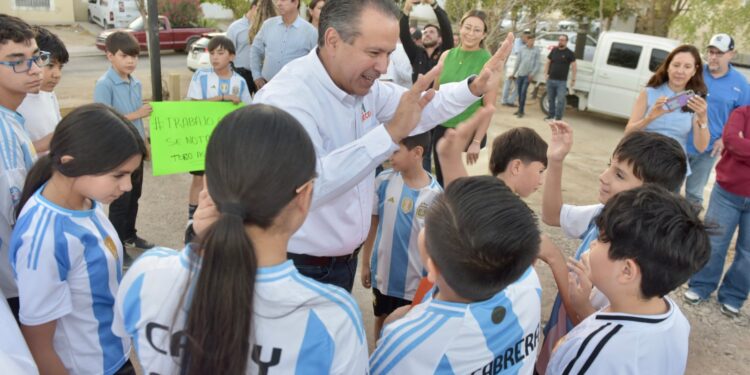 Beneficia Antonio Astiazarán a deportistas de Los Ángeles con cancha nueva