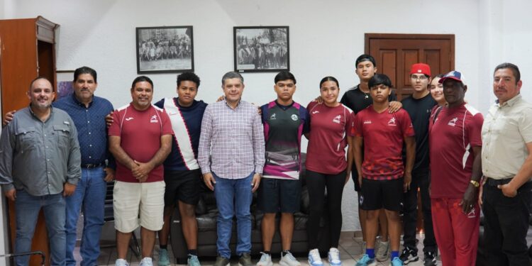 Se reúne alcalde ‘Beto’ Vázquez con atletas huatabampenses que participarán en la Olimpiada Nacional CONADE 2025