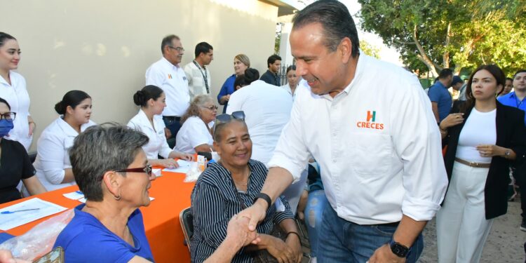 Atiende Toño Astiazarán a vecinos de la Solidaridad