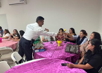 Reconocen a mamá de seguridad pública municipal de Cajeme con emotivo convivio