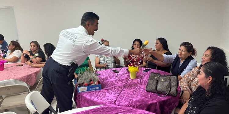 Reconocen a mamá de seguridad pública municipal de Cajeme con emotivo convivio