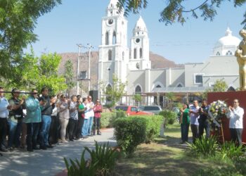 Realiza Ayuntamiento de Guaymas ceremonia de colocación de ofrenda y guardia de honor en Monumento  a la Madre