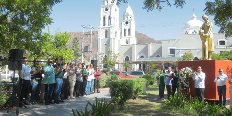 Realiza Ayuntamiento de Guaymas ceremonia de colocación de ofrenda y guardia de honor en Monumento  a la Madre