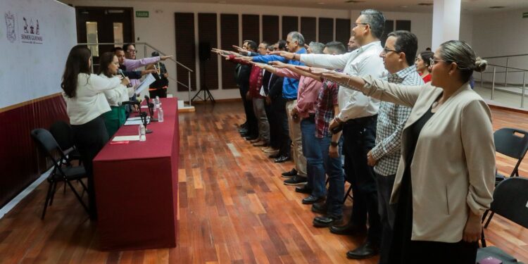 Toman protesta integrantes del Consejo Municipal de Mejora Regulatoria