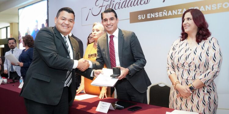 Reconoce Gobernador Durazo vocación transformadora de las maestras y los maestros: Froylán Gámez