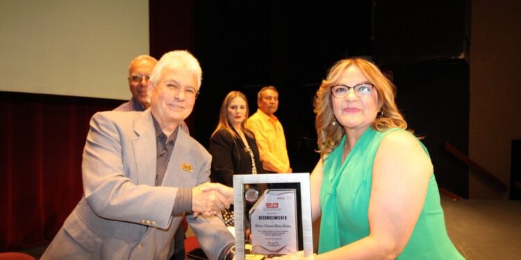 Entrega Gobierno de Sonora reconocimientos a docentes y personal: Cobach