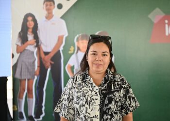 Padres de familia agradecen a Gobernador Durazo por entrega anticipada de uniformes escolares