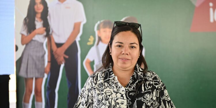 Padres de familia agradecen a Gobernador Durazo por entrega anticipada de uniformes escolares