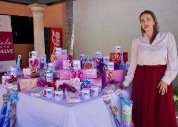 Festeja Marcela “Maval” Valenzuela a mamás por su día.
