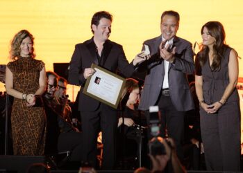 Entrega Toño Astiazarán medalla Emiliana de Zubeldía al tenor sonorense Arturo Chacón
