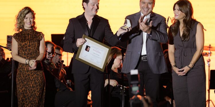 Entrega Toño Astiazarán medalla Emiliana de Zubeldía al tenor sonorense Arturo Chacón