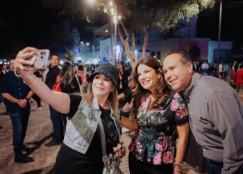 Conviven Toño Astiazarán y Patty Ruibal con familias en Fiestas del Pitic 2025