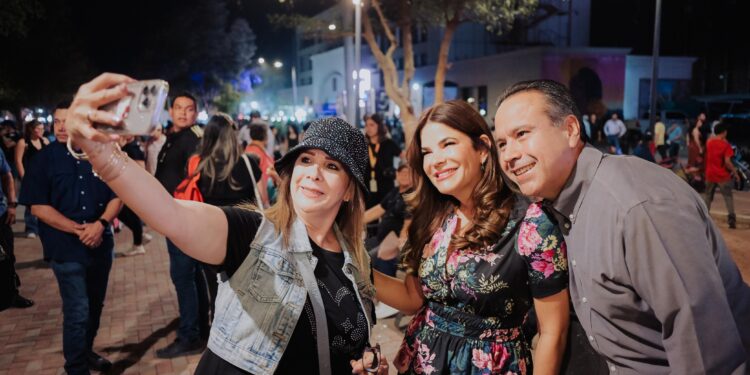 Conviven Toño Astiazarán y Patty Ruibal con familias en Fiestas del Pitic 2025