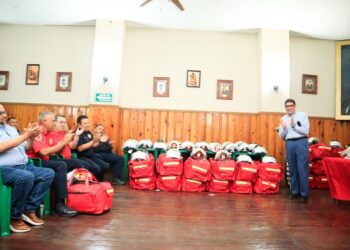 Entrega alcalde Juan Gim equipos a bomberos