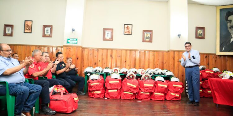 Entrega alcalde Juan Gim equipos a bomberos