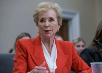 Juez bloquea despidos masivos en el Departamento de Educación de EU