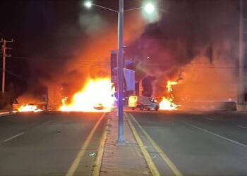 Con vehículos en llamas, bloquean salida norte de Culiacán