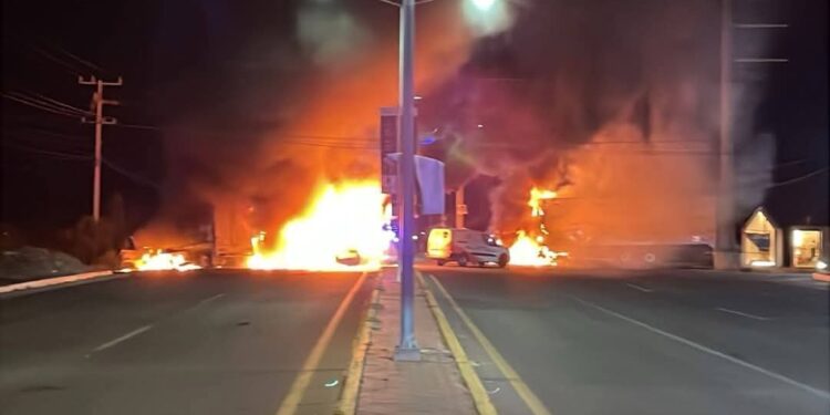 Con vehículos en llamas, bloquean salida norte de Culiacán