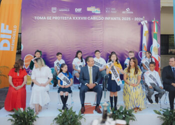 Felicita Toño Astiazarán a niñas y niños del 38 Cabildo Infantil de Hermosillo