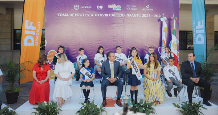 Felicita Toño Astiazarán a niñas y niños del 38 Cabildo Infantil de Hermosillo
