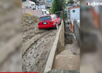 Avalancha de lodo y piedras afecta 10 viviendas en Naucalpan, Edomex