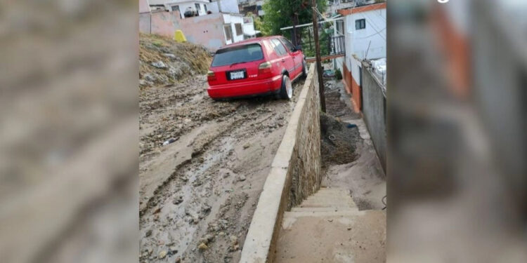 Avalancha de lodo y piedras afecta 10 viviendas en Naucalpan, Edomex