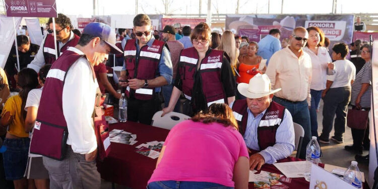 Gobernador Alfonso Durazo cumple a familias de La Cholla
