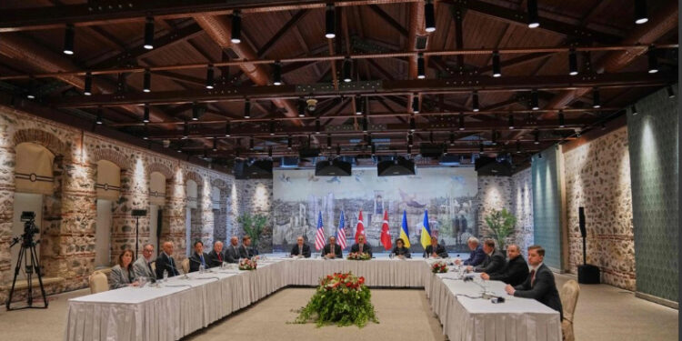 Comitivas de Rusia y Ucrania dialogan por vez primera en tres años de guerra