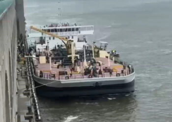 Un muerto y dos heridos por explosión de barco en río Hudson de NY