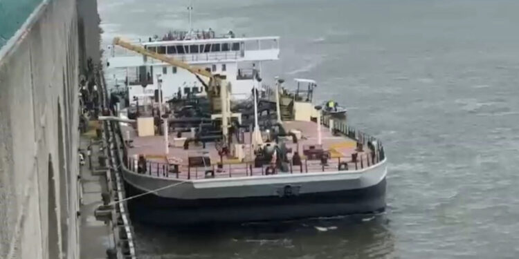 Un muerto y dos heridos por explosión de barco en río Hudson de NY