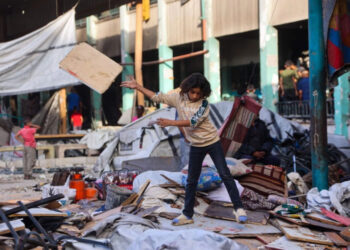 Niños levantan escombros en escuela bombardeada por Israel