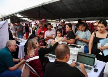 Gobernador Durazo beneficia a vecinos de la colonia Fonhapo con servicios gratuitos en la feria “Sonora Atiende”