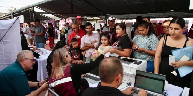 Gobernador Durazo beneficia a vecinos de la colonia Fonhapo con servicios gratuitos en la feria “Sonora Atiende”