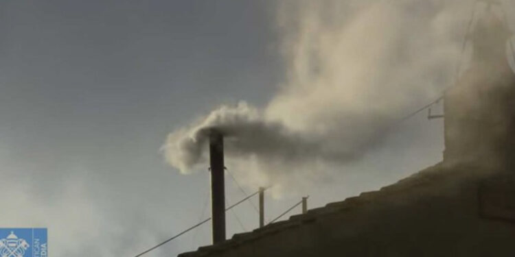 Habemus Papam: sale humo blanco de la chimenea de la Capilla Sixtina