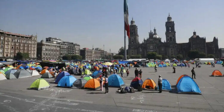 Arriban al Zócalo primeros grupos de maestros, instalan casas de campaña