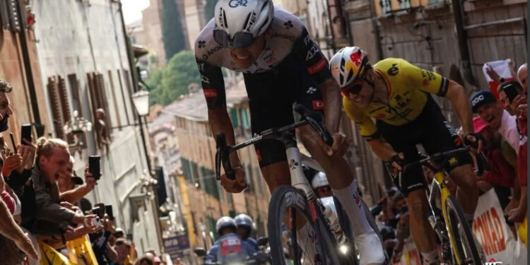 Isaac del Toro, primer ciclista mexicano en liderar el Giro