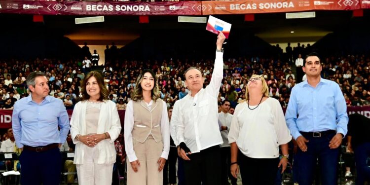 Gobernador Durazo cumple al beneficiar a más de 10 mil universitarios con becas académicas
