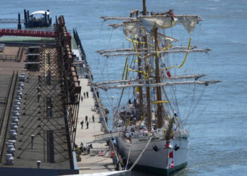 Bajo control del piloto de puerto en NY, toda maniobra del buque Cuauhtémoc