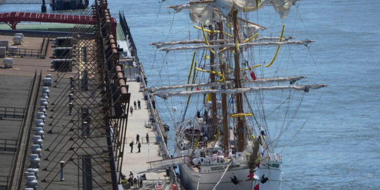 Bajo control del piloto de puerto en NY, toda maniobra del buque Cuauhtémoc