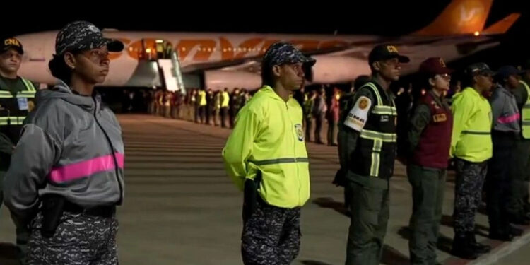 Arriban 195 migrantes repatriados de EU a Venezuela