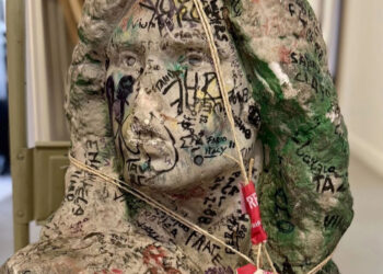 Encuentran el busto robado de la tumba de Jim Morrison en París